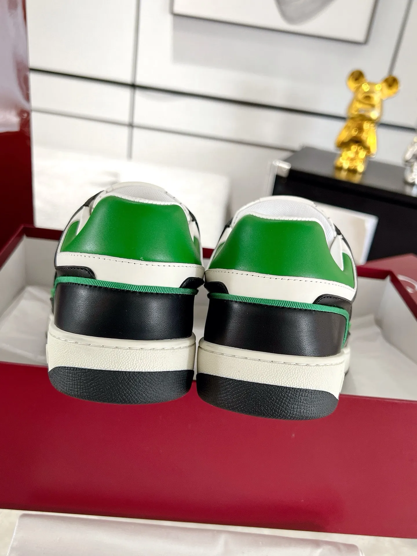 👟👟Ex-factory price 700👟👟 The latest casual sneakers for couples in white shoes❗️❗️ Original purchase, development and production. The sneakers are inspired by the classic sneakers of the 1970s, and the name is taken from the defensive movements in sports. This accessory is crafted from white leather, with an interlocking Double G stripe webbing embellished on the side, and the Gucci retro logo embellished on the shoe body. Original imported first-layer cowhide. Original custom-made soft sheepskin lining. Original open-molded TPU outsole. Bottom thickness: 2.5CM. Size: 35-44 (45 is custom-made and cannot be returned or exchanged)